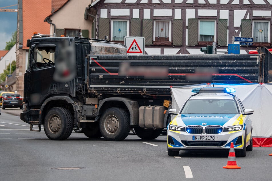 Bei einem schweren Unfall an einer Ampel ist am Donnerstag eine Radfahrerin von einem Laster erfasst und getötet worden.