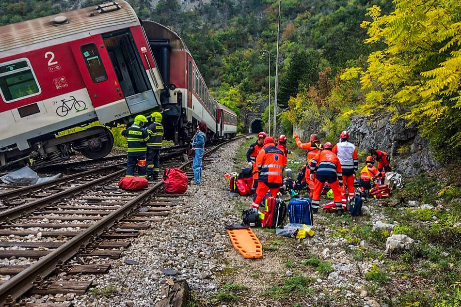 Der Waggon von einem der beiden Züge hängt derzeit mehrere Meter über dem Abgrund.