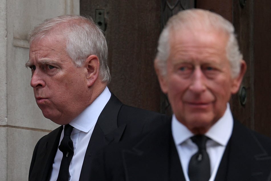 Prinz Andrew (65, l.) hat nach einem Gespräch mit Bruder Charles (76) seine Titel abgelegt.