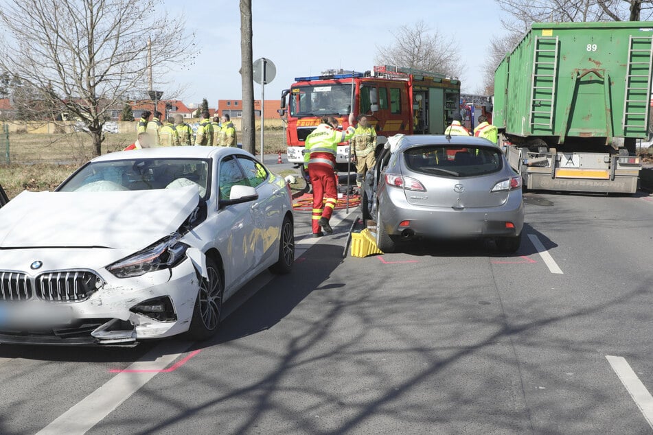 Der grau-silberne Mazda in der Mitte erlitt einen Totalschaden. Auch der weiße BMW links wurde stark beschädigt.