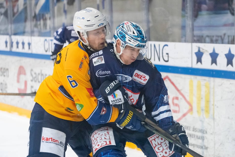 Matej Mrazek (24, r.) im Zweikampf mit Füchse-Spieler Marlon Braun (21). Trainer Niklas Sundblad lobt ihn für seinen nimmermüden Einsatz.