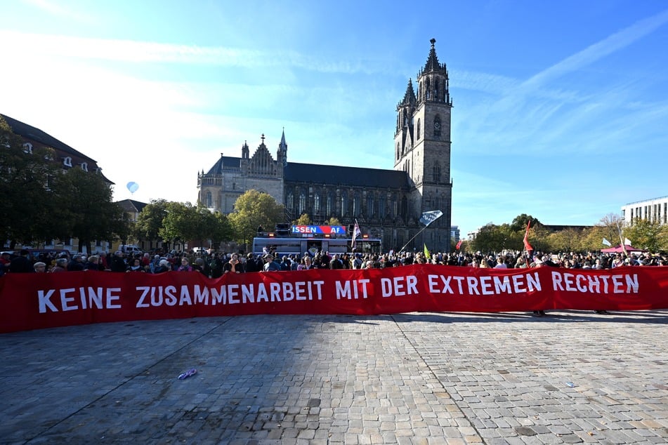 Hunderte Demonstranten versammelten sich vor dem Landtag.