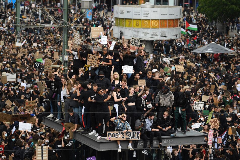 Teilnehmer einer Kundgebung protestieren auf dem Alexanderplatz gegen Rassismus und Polizeigewalt.