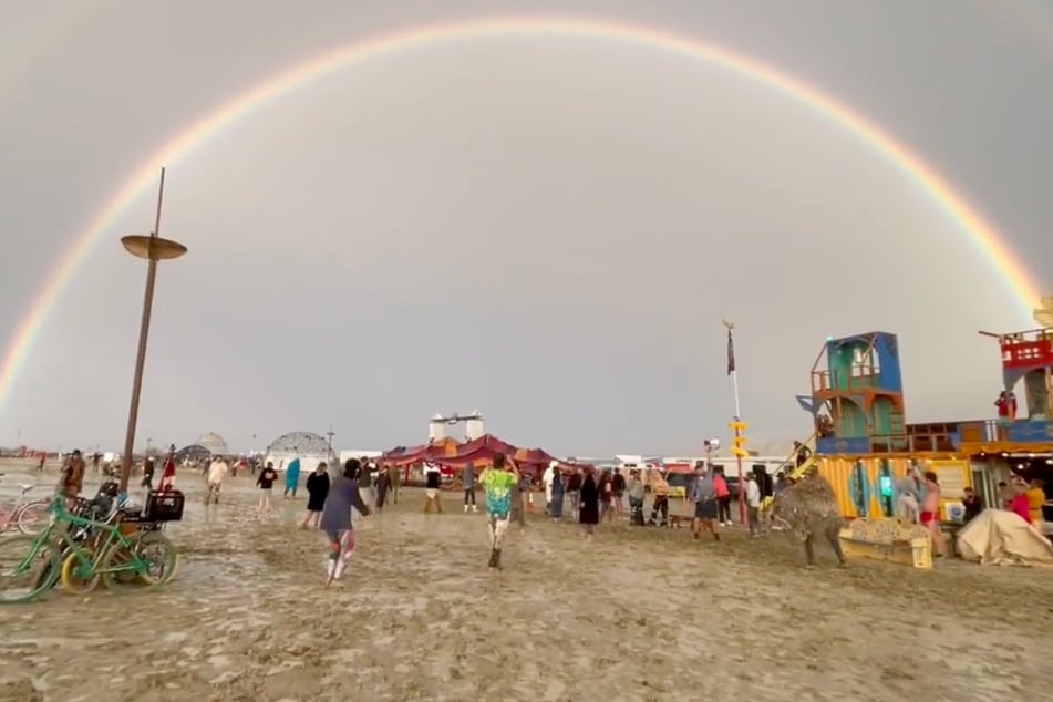 70.000 Menschen sollen sich noch auf dem Festivalgelände aufhalten.