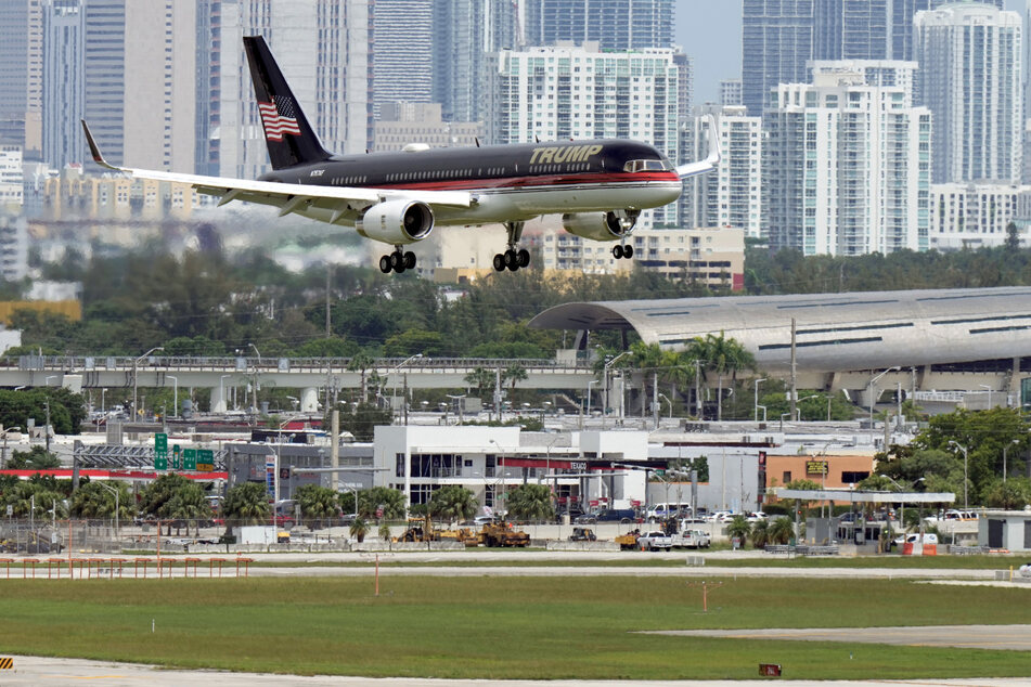 Mit dem Privatflugzeug landete der 76-Jährige auf dem Miami International Airport.
