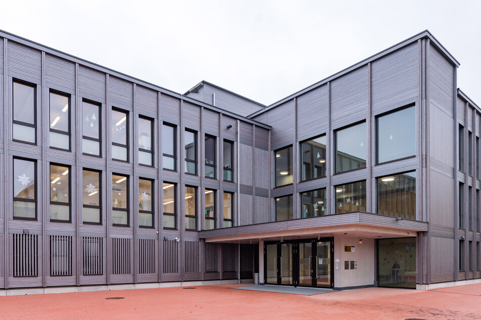 Die 33. Grundschule in Seidnitz wurde klimaangepasst aus Holz gebaut.