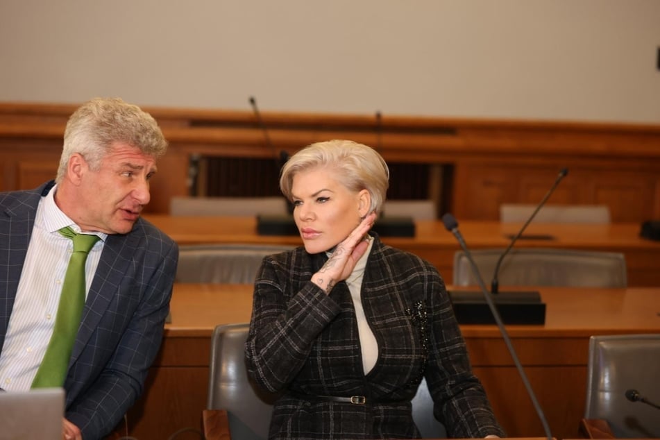 Melanie Müller (37, r.) und ihr Verteidiger Adrian Stahl (l.) fechten seit Mitte Dezember das Urteil von 2024 an. (Archivbild)