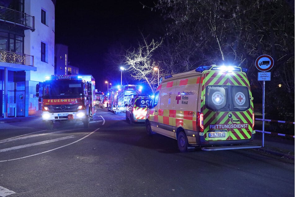 Ein Großaufgebot an Rettungskräften eilte am Montagabend zu einer Pflegeeinrichtung an der Coschützer Straße in Freital.
