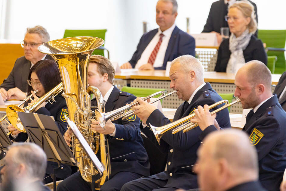 Das Polizeiorchester spielte im Landtag zum Gedenken an die Kriegsopfer.