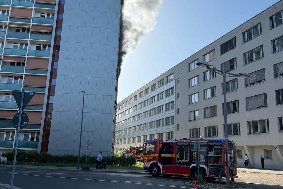 Dichter Rauch stieg aus dem siebten Stock des Wohnhauses auf.
