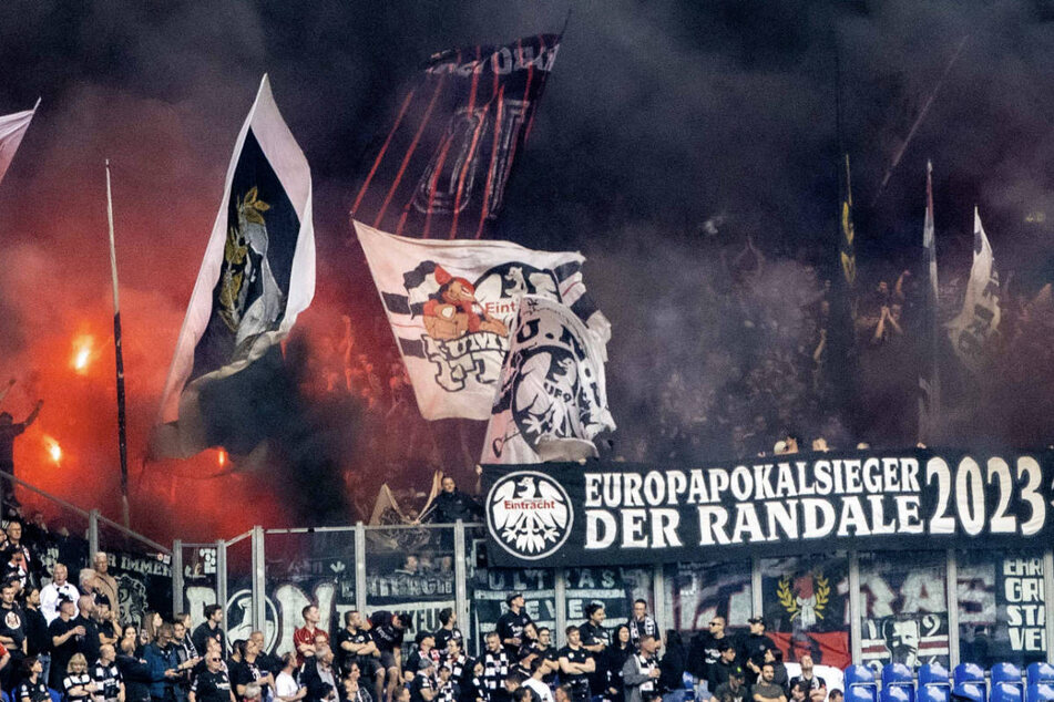 SGE-Fans hatten ein Banner mit der Aufschrift "Europapokalsieger der Randale 2023" ausgerollt.