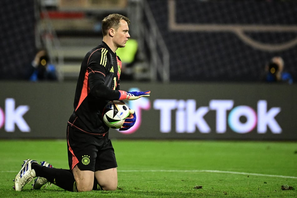 Tief durchatmen: Viele Torhüter - wie Manuel Neuer (38) - drehen mit dem Ball in der Hand gern mal an der Uhr.