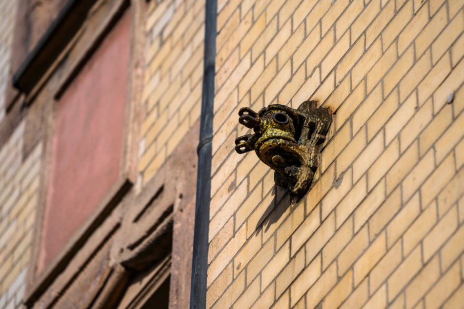 In der Palmstraße sind noch einige dieser Halterungen der alten Straba-Oberleitung zu sehen.
