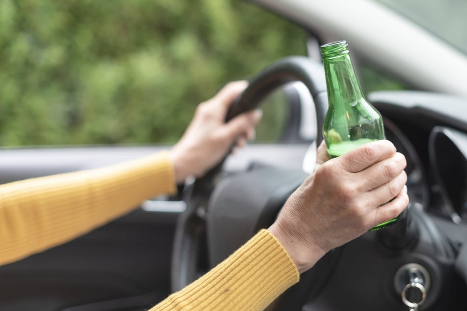 Mittags schon einen im Tee: Honda-Fahrerin (36) landet mit 2,5 Promille auf dem Dach