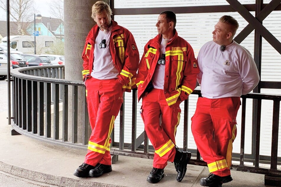 Gemeinsam mit seinem Team ist Henning Baum (50,l.) für die Sendung "Einsatz für Henning Baum" unter anderem bei der Berliner Feuerwehr im Einsatz.