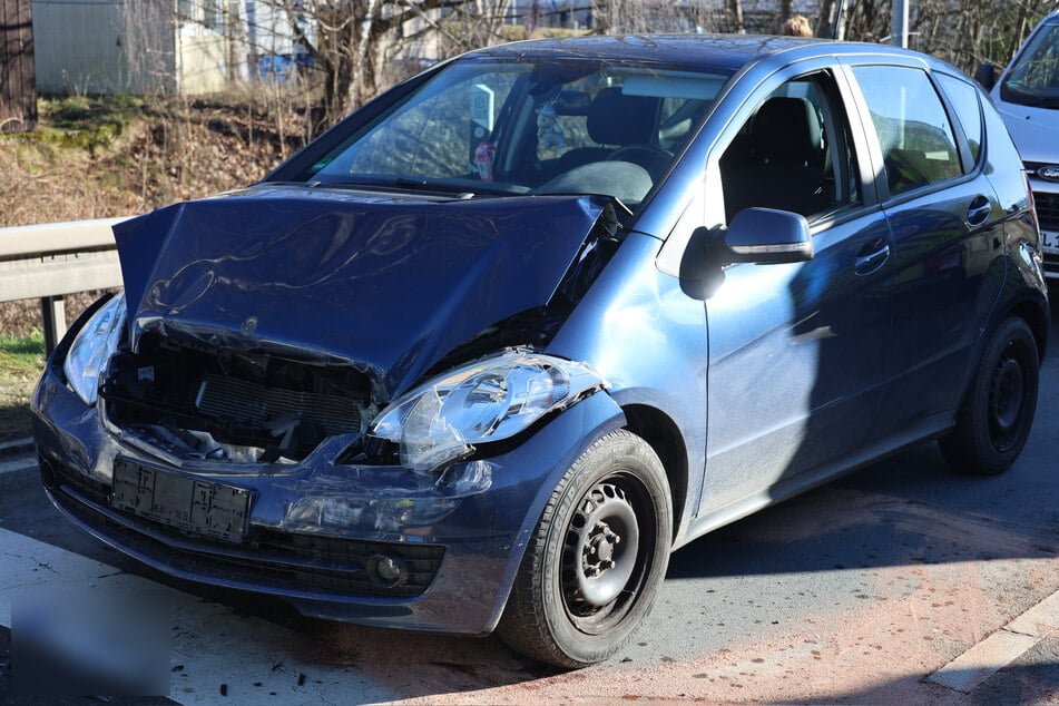 Dieser Mercedes krachte auf der B93 in Schneeberg (Erzgebirge) gegen einen Skoda.