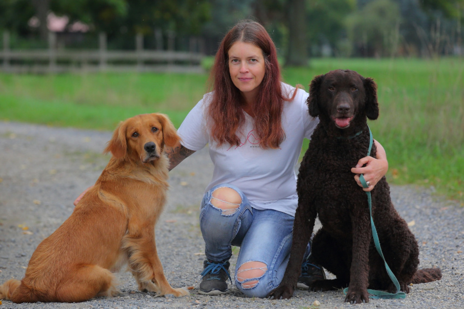 Sandra Masch (44) und ihre Zuchthunde Lina (3, l.) und Avell (9), die mit Ködern vergiftet wurden.