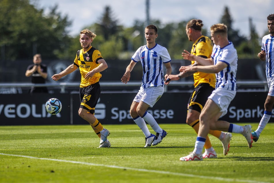 Gut gemacht! Tony Menzel (18, l.) gab beim Testspiel gegen Herthas Zweite (2:0) die Vorlage zum 1:0.