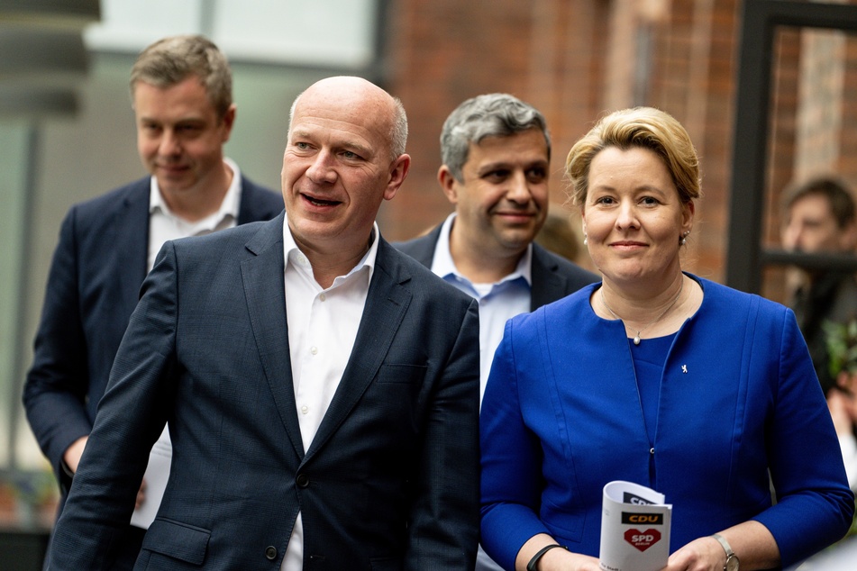 Kai Wegner (50, l.), Fraktionsvorsitzender der CDU Berlin, Raed Saleh (45, M.), Vorsitzender der SPD, und Franziska Giffey (44, SPD, r.), Regierende Bürgermeisterin von Berlin, verhandeln über eine Große Koalition.