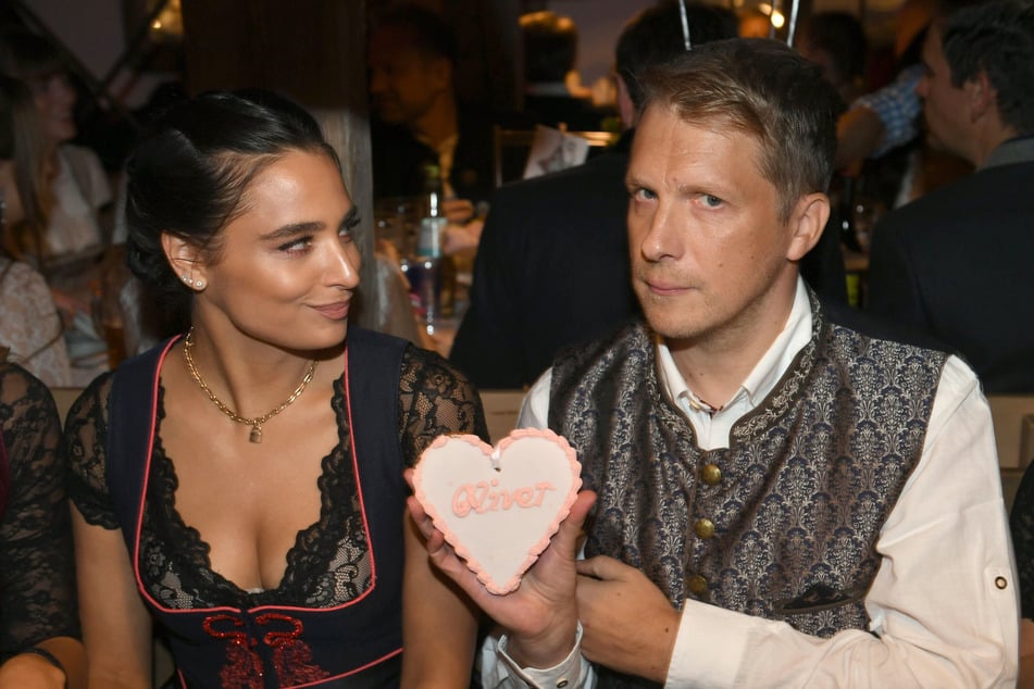 Da war offenbar noch Liebe im Spiel: Oliver Pocher (46) und seine jetzige Ex-Frau Amira Aly (31) auf dem Münchner Oktoberfest 2022. Nun sind beide offiziell geschiedene Leute. (Archivbild)