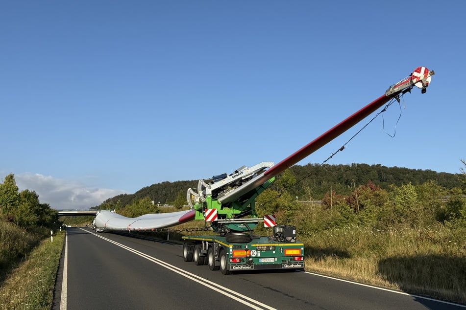 Ein Schwerlasttransport war hängengeblieben.