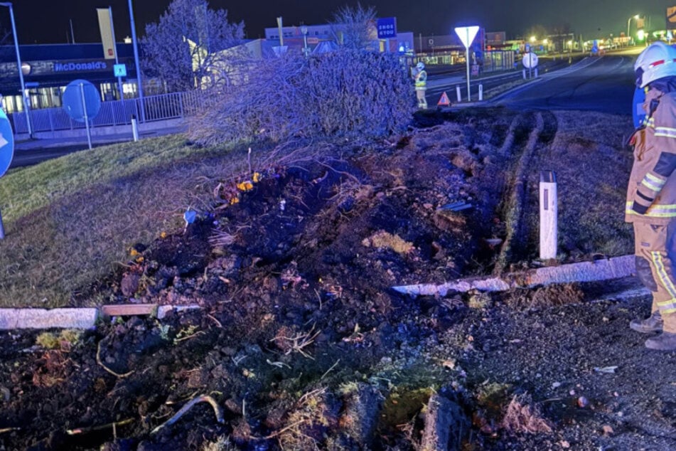 Aus bisher ungeklärter Ursache kam der Lkw-Fahrer von der Fahrbahn ab.