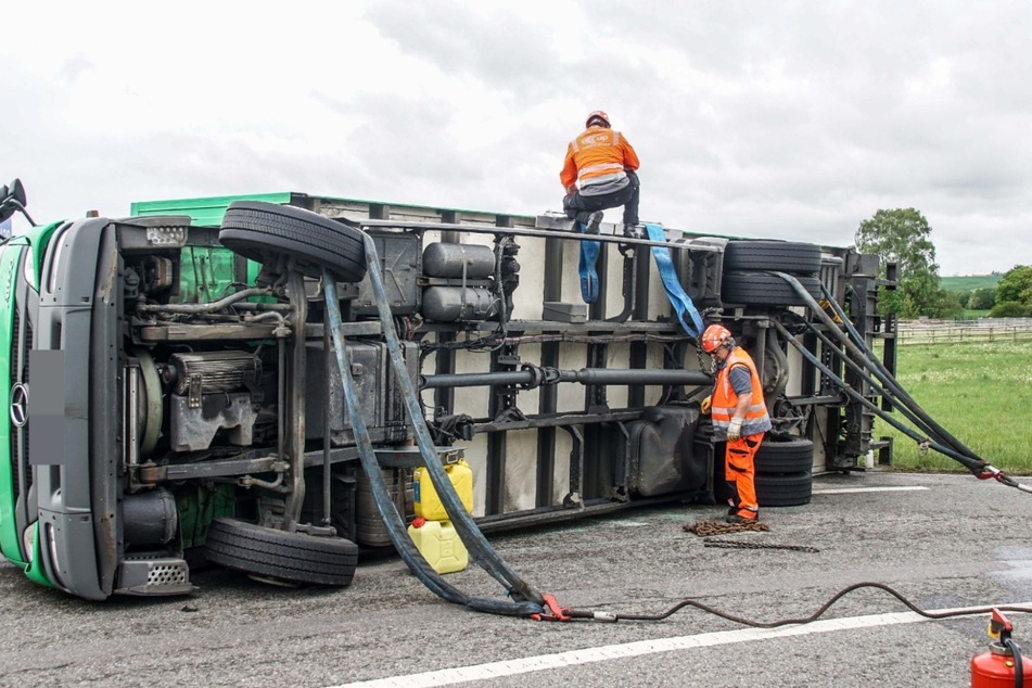 Einsatzkräfte gehen an der Unfallstelle ihrer Arbeit nach.