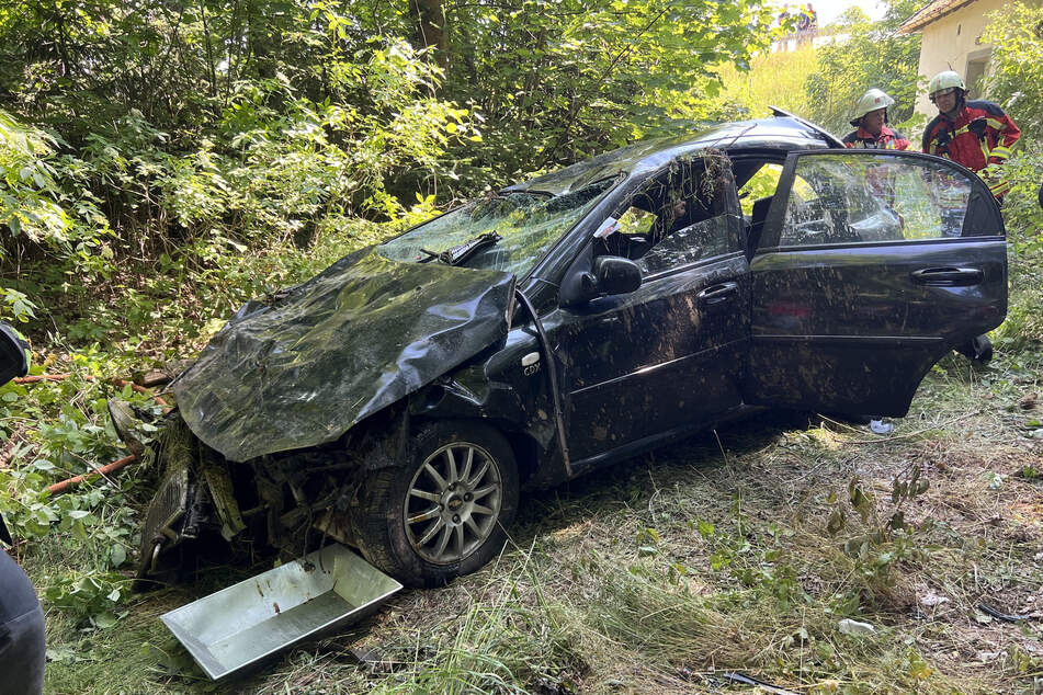Das Auto überschlug sich und landete in einem Waldstück nahe der A6-Ausfahrt Leuchtenberg.