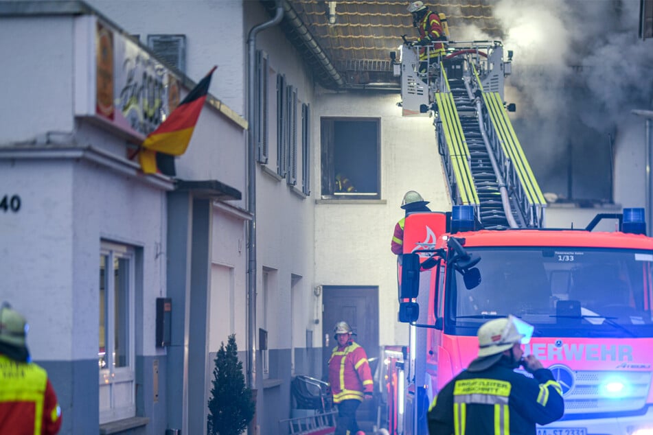 Unterkunft für Obdachlose fängt Feuer: Fünf Person teils schwer verletzt!