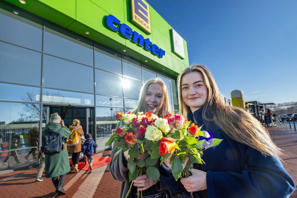 Leonie Timmel und Kim Mentel (beide 18) verteilten Rosen an die Kunden.