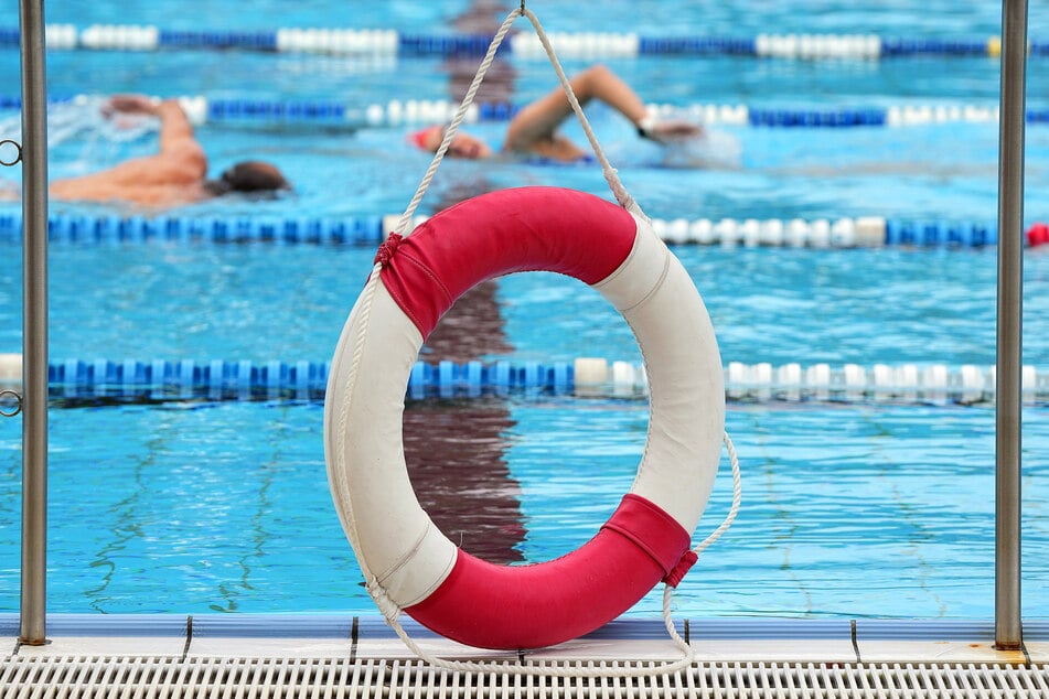 In einem Schwimmbad in Halle kam es zu einer Belästigung. Es wurde Anzeige erstattet. (Symbolbild)