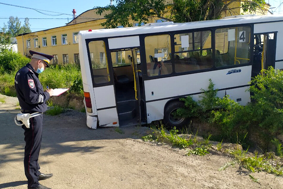 Bremsen von Kleinbus versagen: Sechs Menschen sterben bei Unglück an Haltestelle