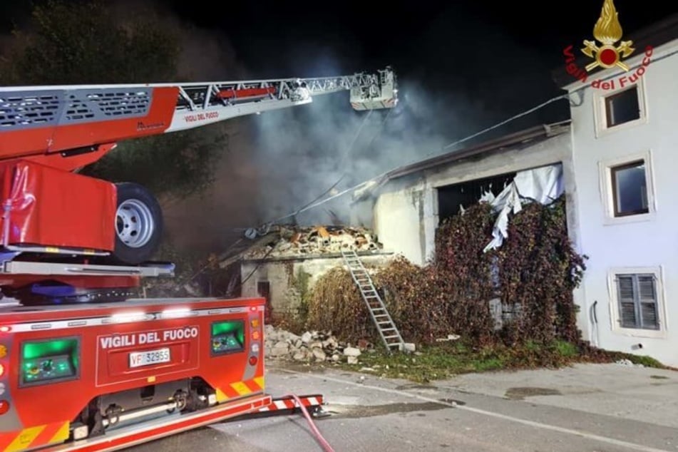 Die italienische Feuerwehr veröffentlichte Bilder, die das verheerende Ausmaß der Explosion zeigen.
