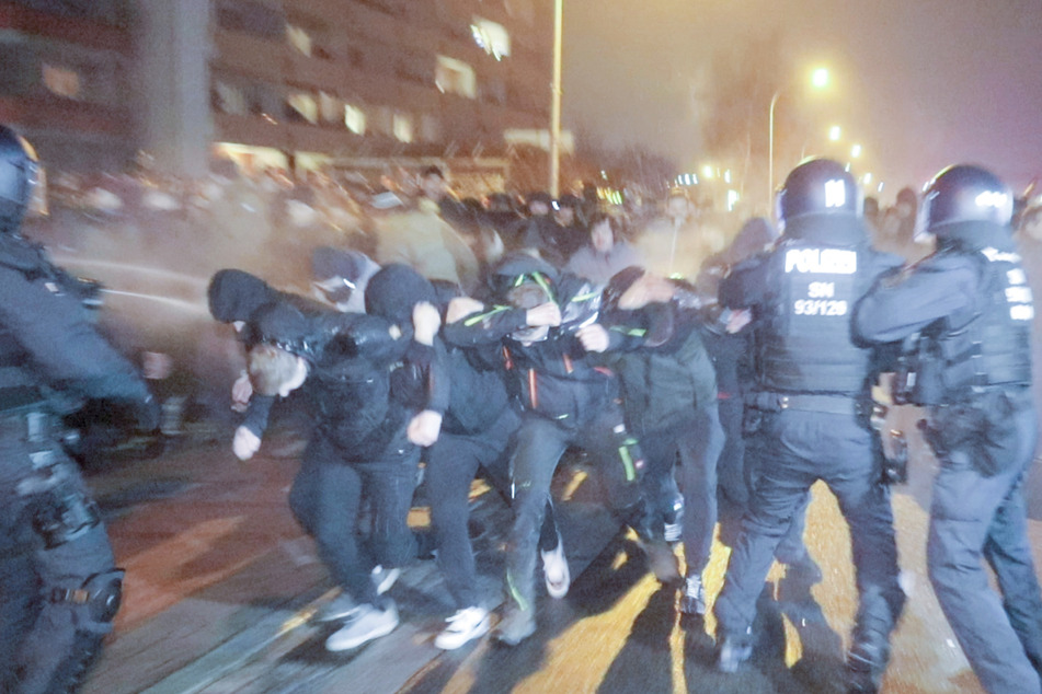 Weil eine Menschengruppe bei der Demonstration in Bautzen die Polizeikette durchbricht, wird Pfefferspray eingesetzt.