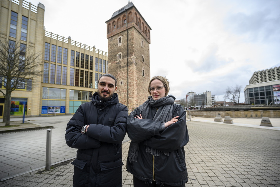 Ahmed Bejaoui (31, Grüne) und Carolin Juler (26, Linke) am Roten Turm, wo sich der Vorfall am Montag ereignet hatte.