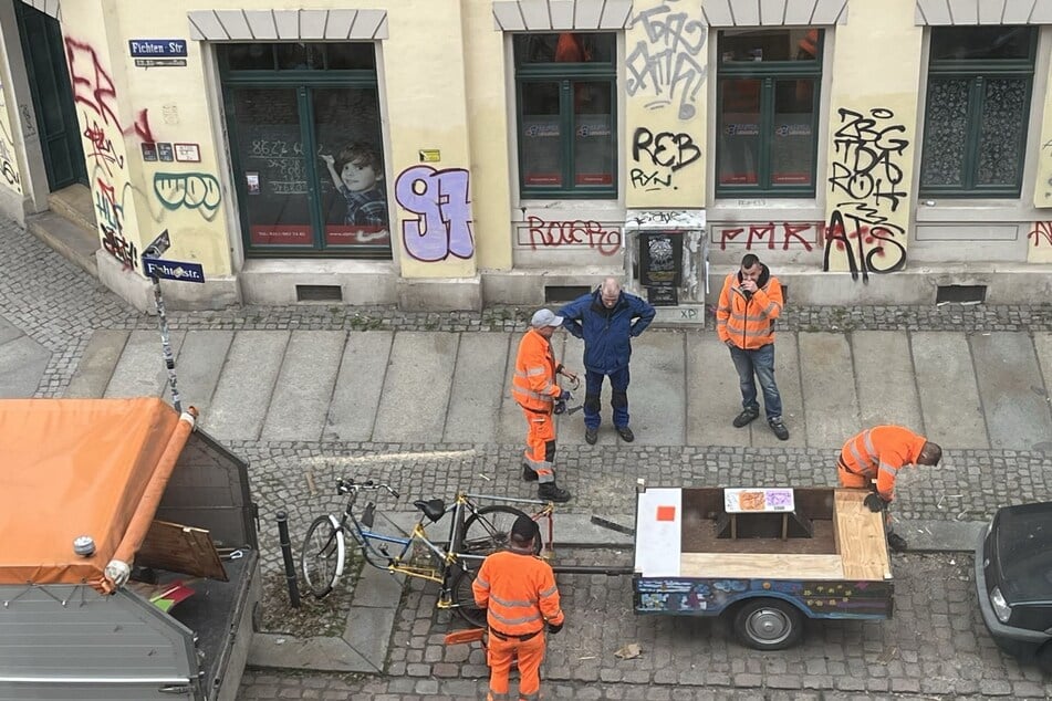 Nun wurde das Gespann durch Angestellte der Stadt von der Fichtestraße im Hechtviertel entfernt.