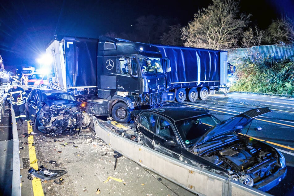 Der polnische Lastwagen richtete großen Schaden an. Informationen über mögliche Verletzte liegen noch nicht vor.