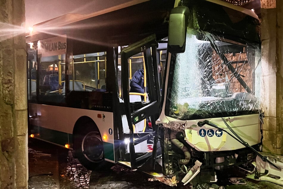 Glatteis-Unfall in Sommerhausen bei Würzburg: Die Front eines Linienbusses wurde massiv beschädigt.