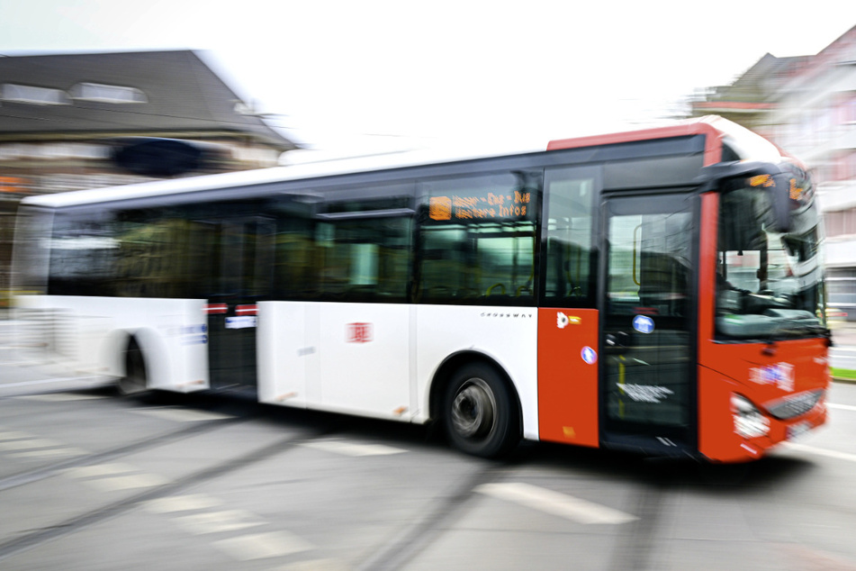 Bei einem Streit in einem Bremer Linienbus hat ein Mann (26) einem Jugendlichen (14) einen Teil des Ohres abgebissen. (Symbolfoto)