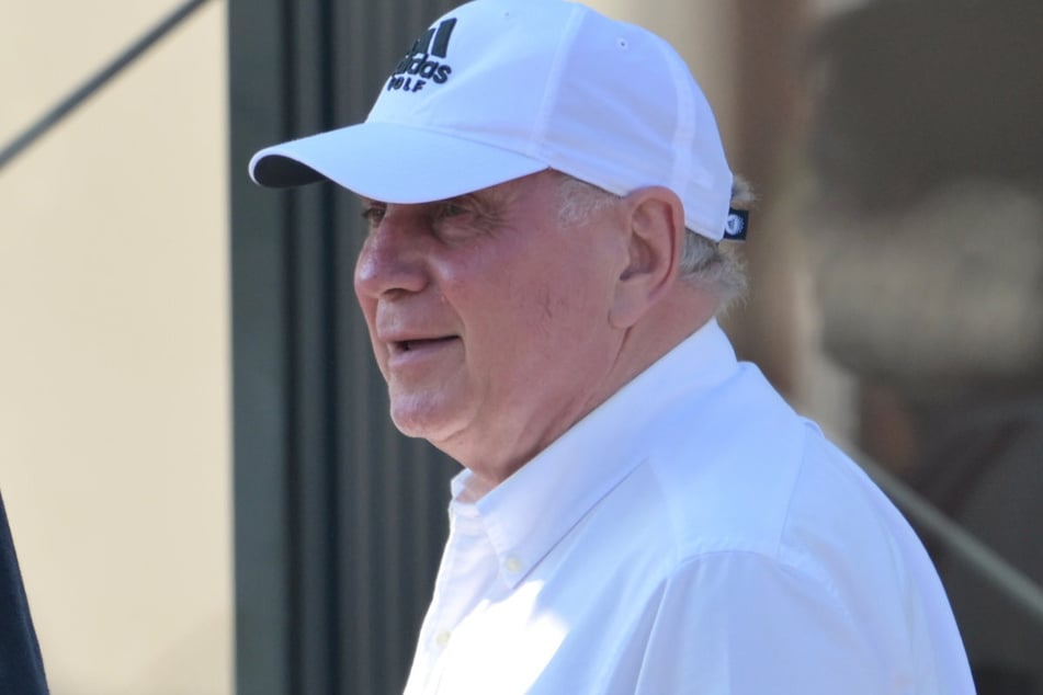 FC-Bayern-Ehrenpräsident Uli Hoeneß (74) stellt sich ganz klar gegen die Pläne der FIFA.