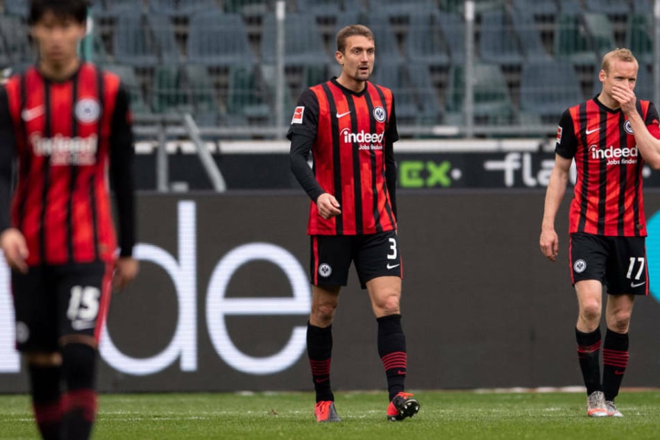 Daichi Kamada, Stefan Ilsanker und Sebastian Rode (l-r): Bedröppelte Gesichter bei den Frankfurtern nach der klaren Niederlage gegen Borussia Mönchengladbach.