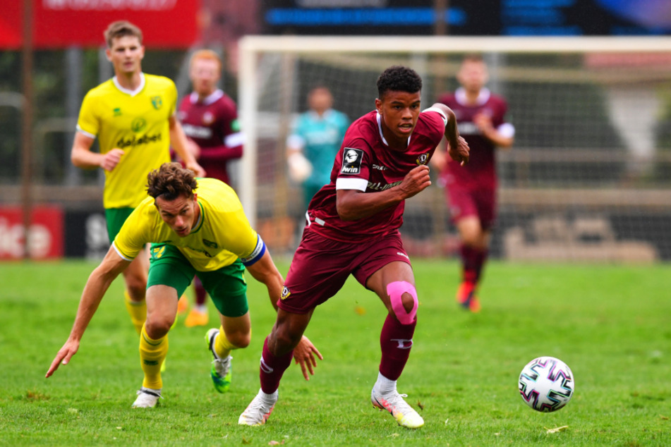 Im Camp der auffälligste, agilste Spieler in der Offensive: Ransford Königsdörffer (r., gegen Norwichs Christoph Zimmermann).