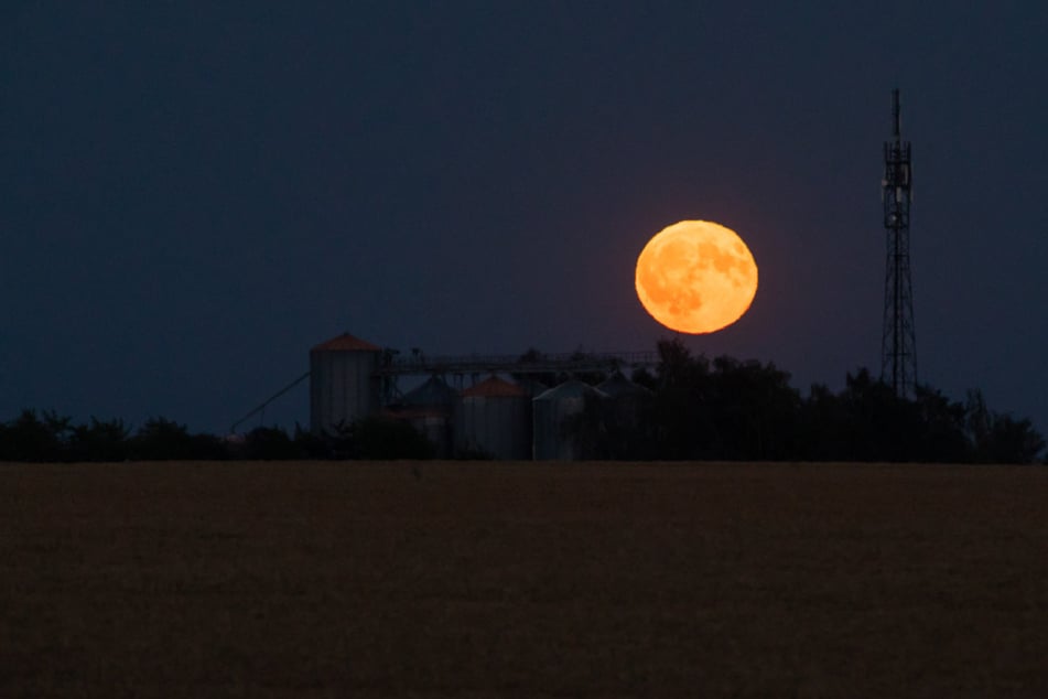 Der Vollmond am Donnerstagabend über der Siedlung Massanei der Stadt Waldheim.