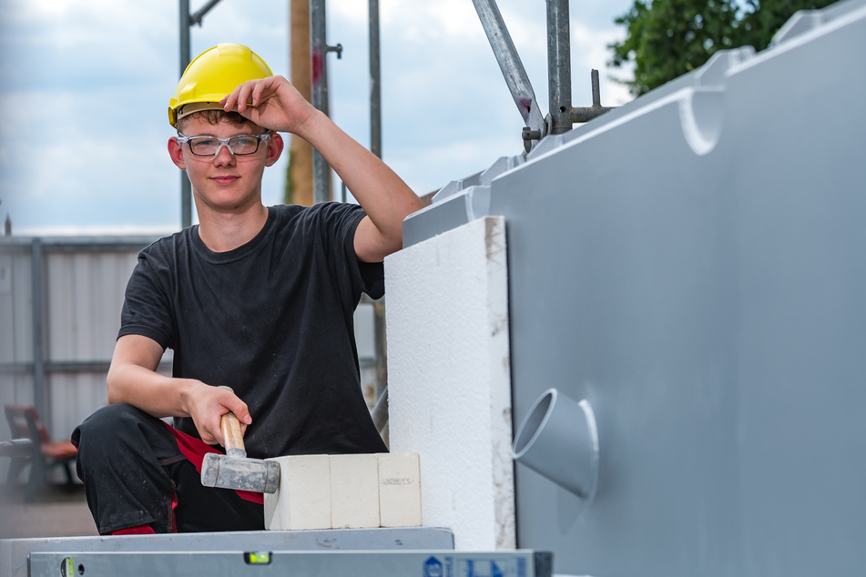 Kevin Lingel (16) hat über seinen Ferienjob mit großer Wahrscheinlichkeit seinen Traumberuf gefunden: Er will Industrie-Schornsteine bauen.