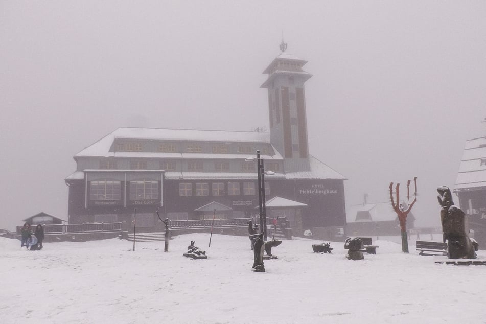 Mehrere Zentimeter Neuschnee fielen auf dem Fichtelberg.