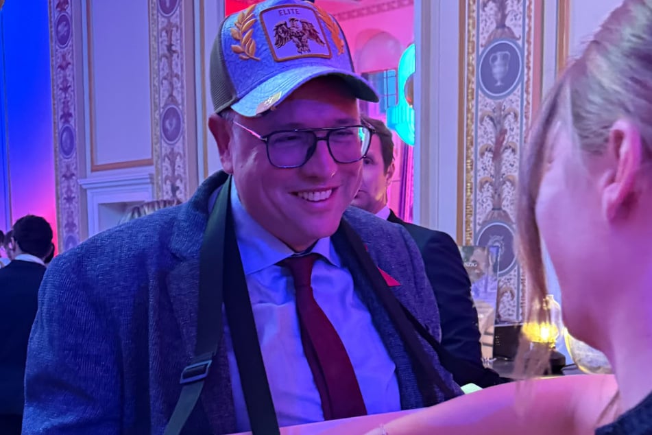 Tramfluencer Maik Zeuge (48) bewies sich als prominenter Losverkäufer.