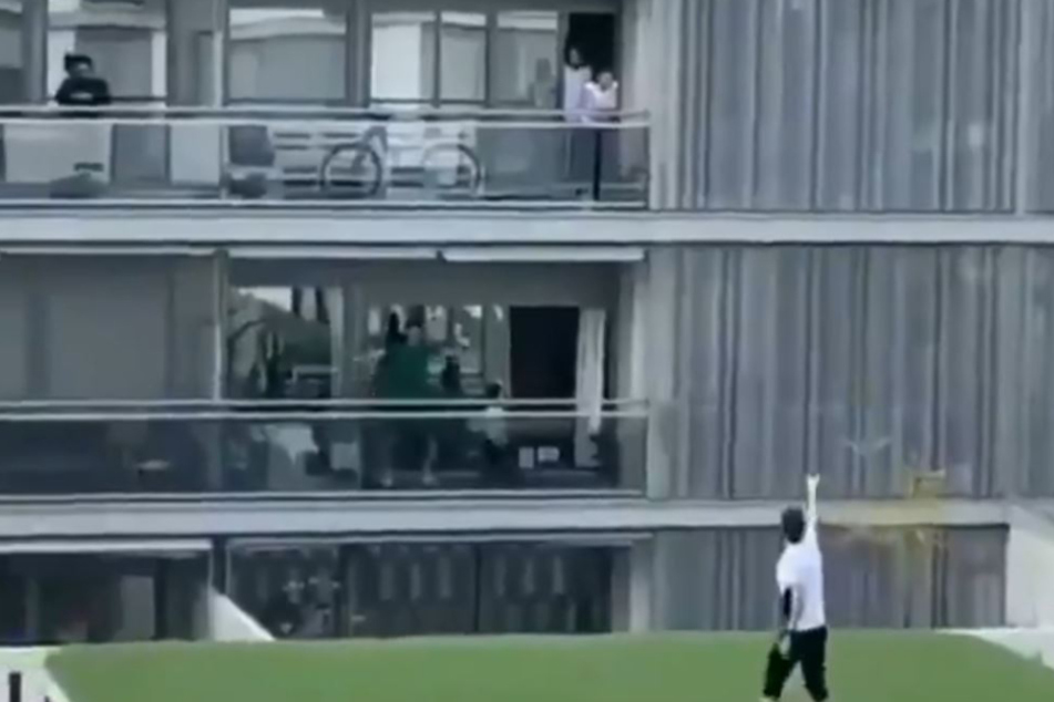 Auf geht's! Der Coach heizt die Menge auf ihren Balkonen an.