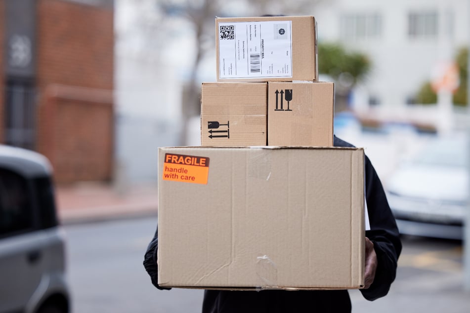 Von wegen Lieferung: Indem er sich als Paketzusteller ausgab, verschaffte sich der Räuber Zugang zu dem Mehrfamilienhaus in Köln-Höhenhaus.