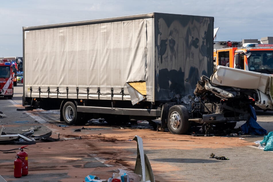 Unfall A3: Lkw-Fahrer stirbt nach Horror-Unfall: Stau-Chaos bei sengender Hitze