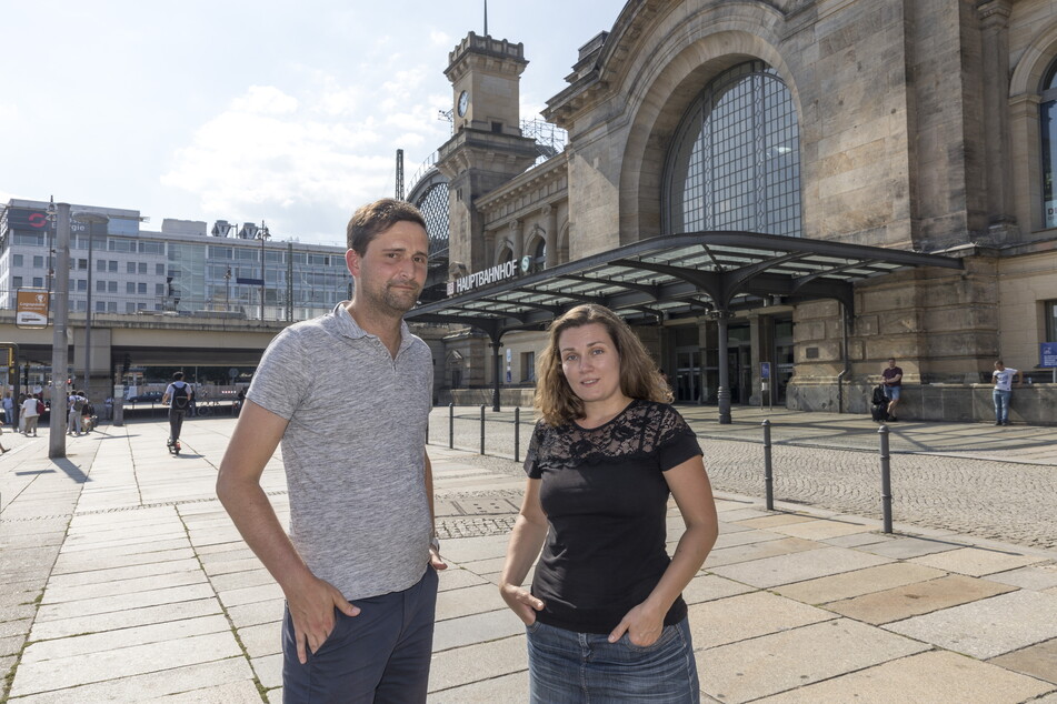 SPD-Stadträtin Anne Holowenko (40) und SPD-Stadtbezirksbeirat Lutz Hoffmann (40) kritisieren das schmuddelige Areal an der Ostseite des Hauptbahnhofes.